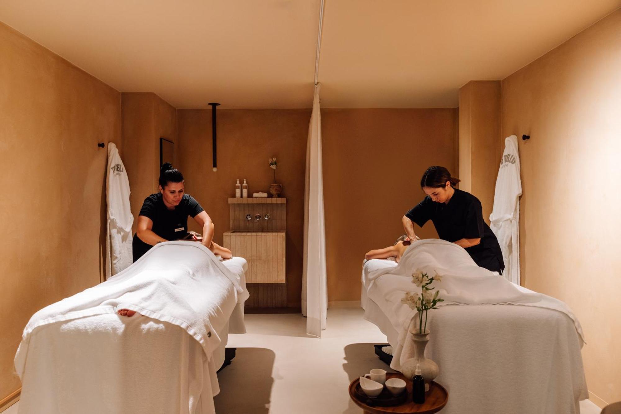 The Rebello Hotel & Spa - Small Luxury Hotels Of The World Vila Nova de Gaia Kültér fotó Massage therapists at work