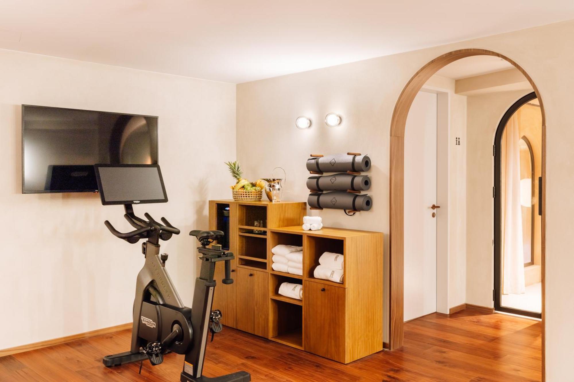 The Rebello Hotel & Spa - Small Luxury Hotels Of The World Vila Nova de Gaia Kültér fotó The gym at the Hotel
