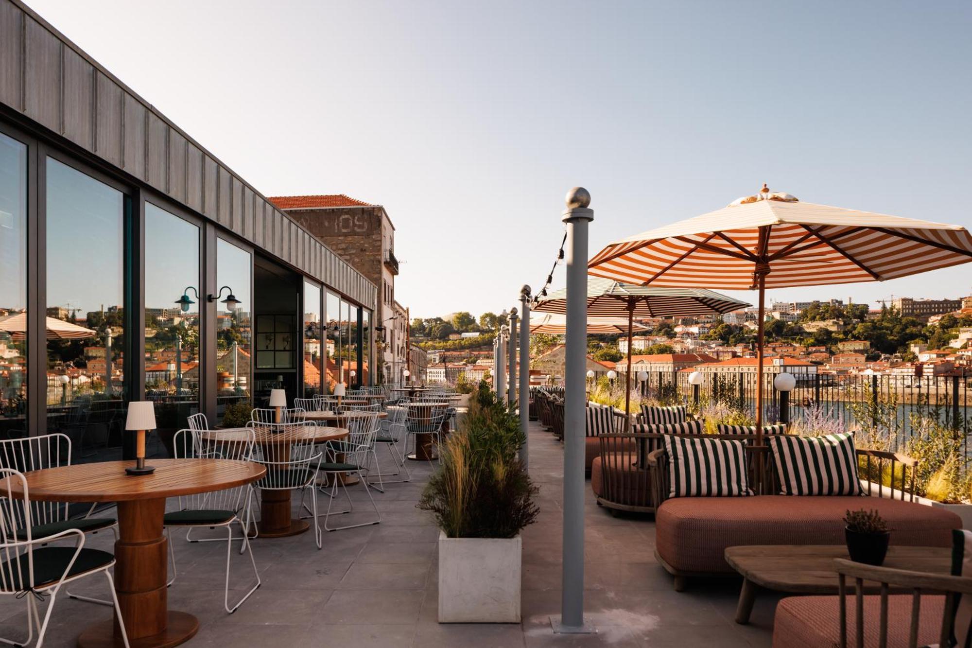 The Rebello Hotel & Spa - Small Luxury Hotels Of The World Vila Nova de Gaia Kültér fotó The rooftop bar at the Hotel