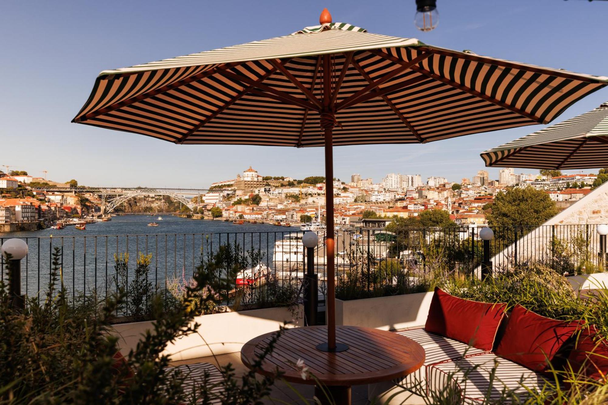 The Rebello Hotel & Spa - Small Luxury Hotels Of The World Vila Nova de Gaia Kültér fotó View of the Acropolis from the hotel