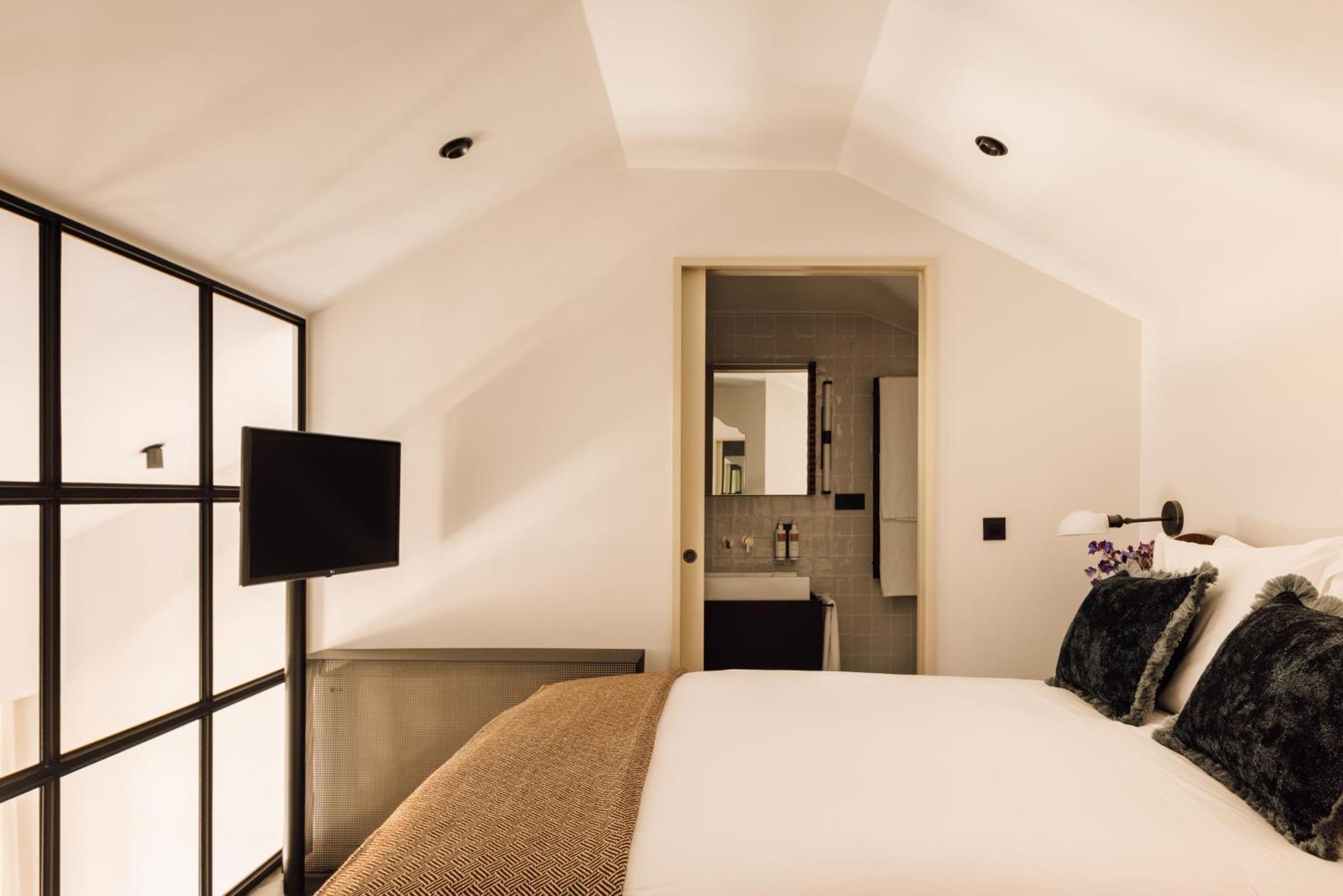 The Rebello Hotel & Spa - Small Luxury Hotels Of The World Vila Nova de Gaia Kültér fotó A bedroom at the hotel