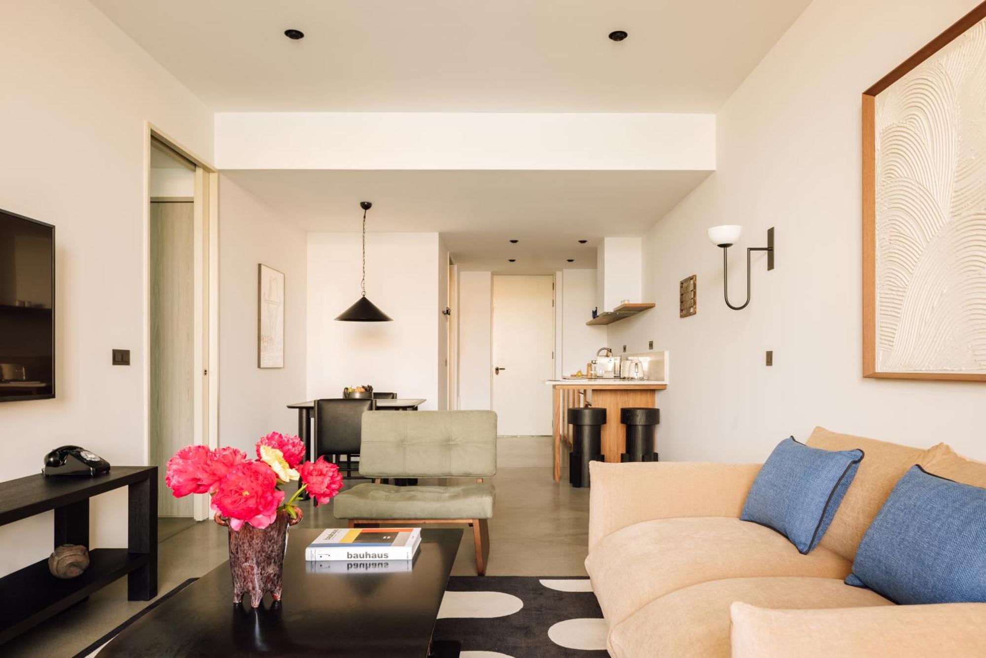 The Rebello Hotel & Spa - Small Luxury Hotels Of The World Vila Nova de Gaia Kültér fotó A living room at the Standard East Village