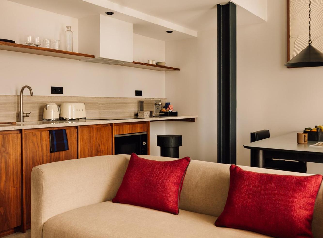 The Rebello Hotel & Spa - Small Luxury Hotels Of The World Vila Nova de Gaia Kültér fotó A kitchen in a suite at the Mandarin Oriental, Munich